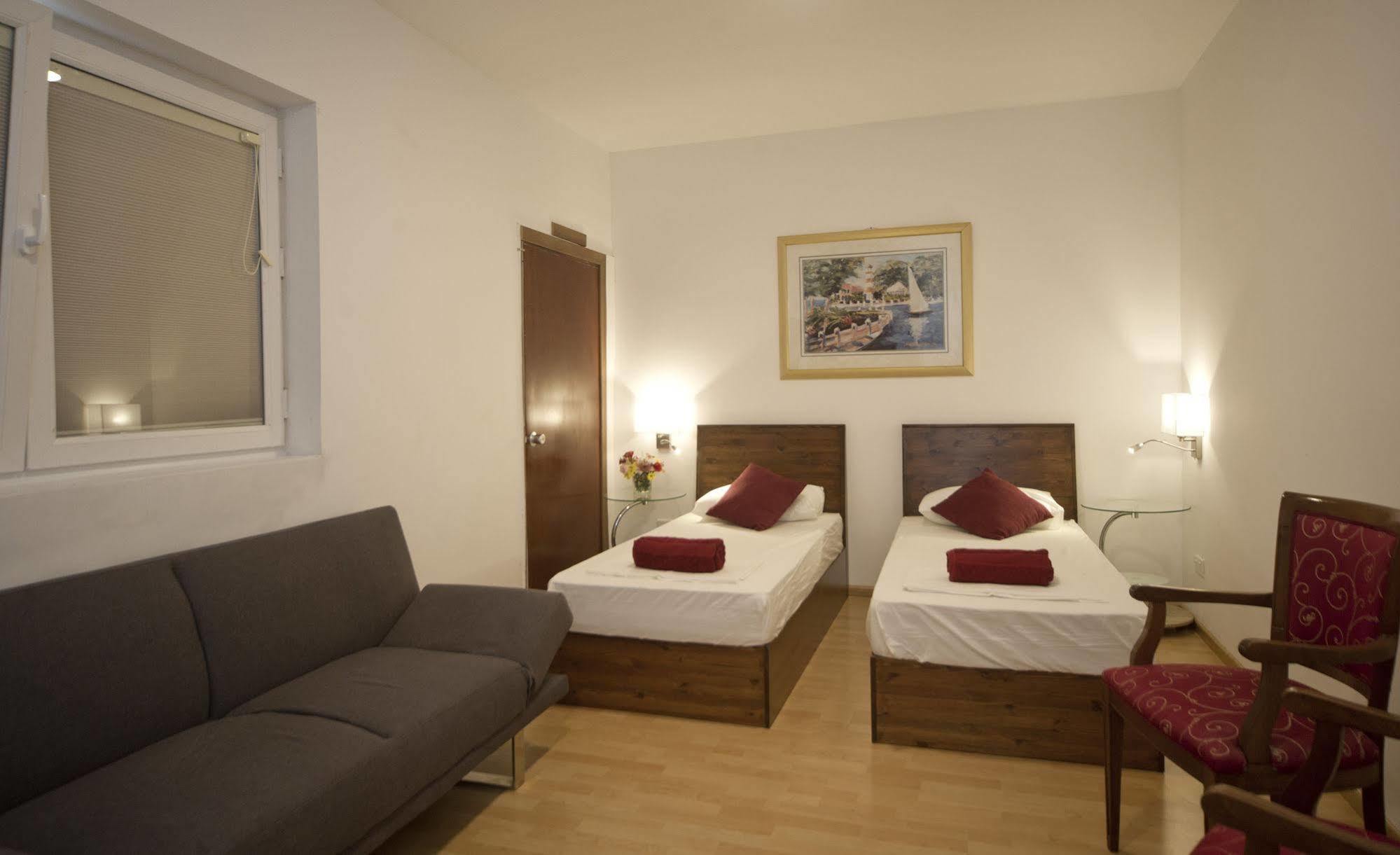 Marco Polo Party Hostel Saint Julian's Bagian luar foto